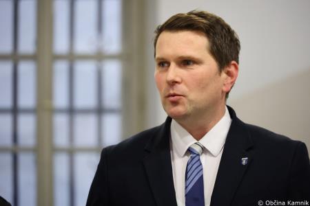 V prostorih občinske stavbe na ogled razstava literarnih in likovnih del na temo Častni občan Kamnika (44)